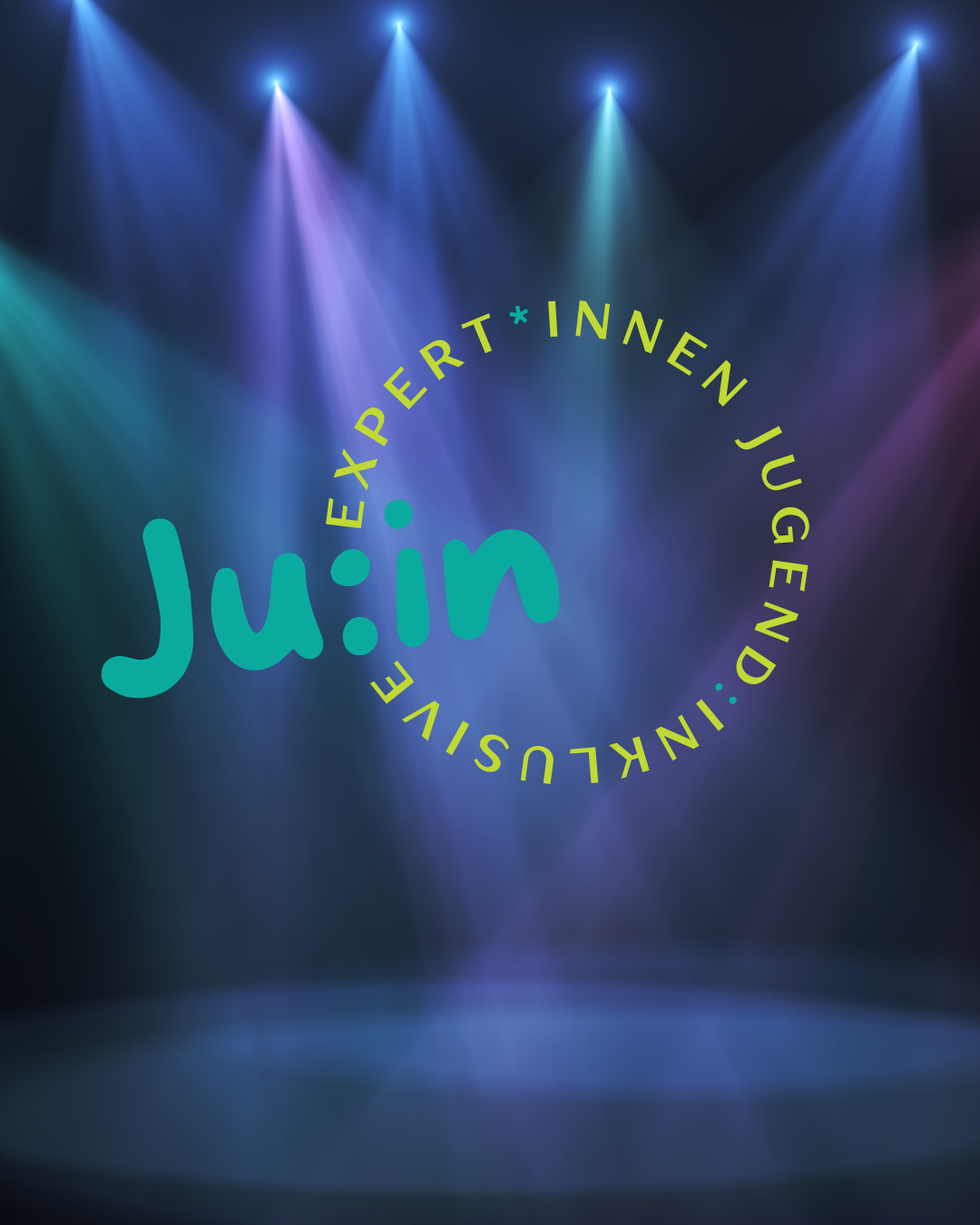 Bühne frei für den neuen Expert*innenrat Jugend inklusive Auf dem Bild ist eine leere Bühne. Mehrere Scheinwerfer sind auf das Logo von Jugend inklusive gerichtet. Die Abkürzung Ju:in wird umkreist von den Worten "Expert*innen Jugend:inklusive.